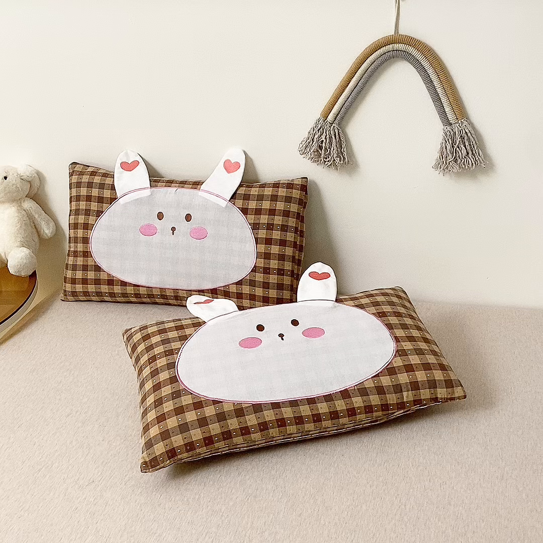 91家纺网 家纺一手货源 找家纺 珍贝家纺 2026新款全棉大脸兔枕套枕头枕芯枕套+枕芯儿童枕学生枕 大脸兔-条纹咖