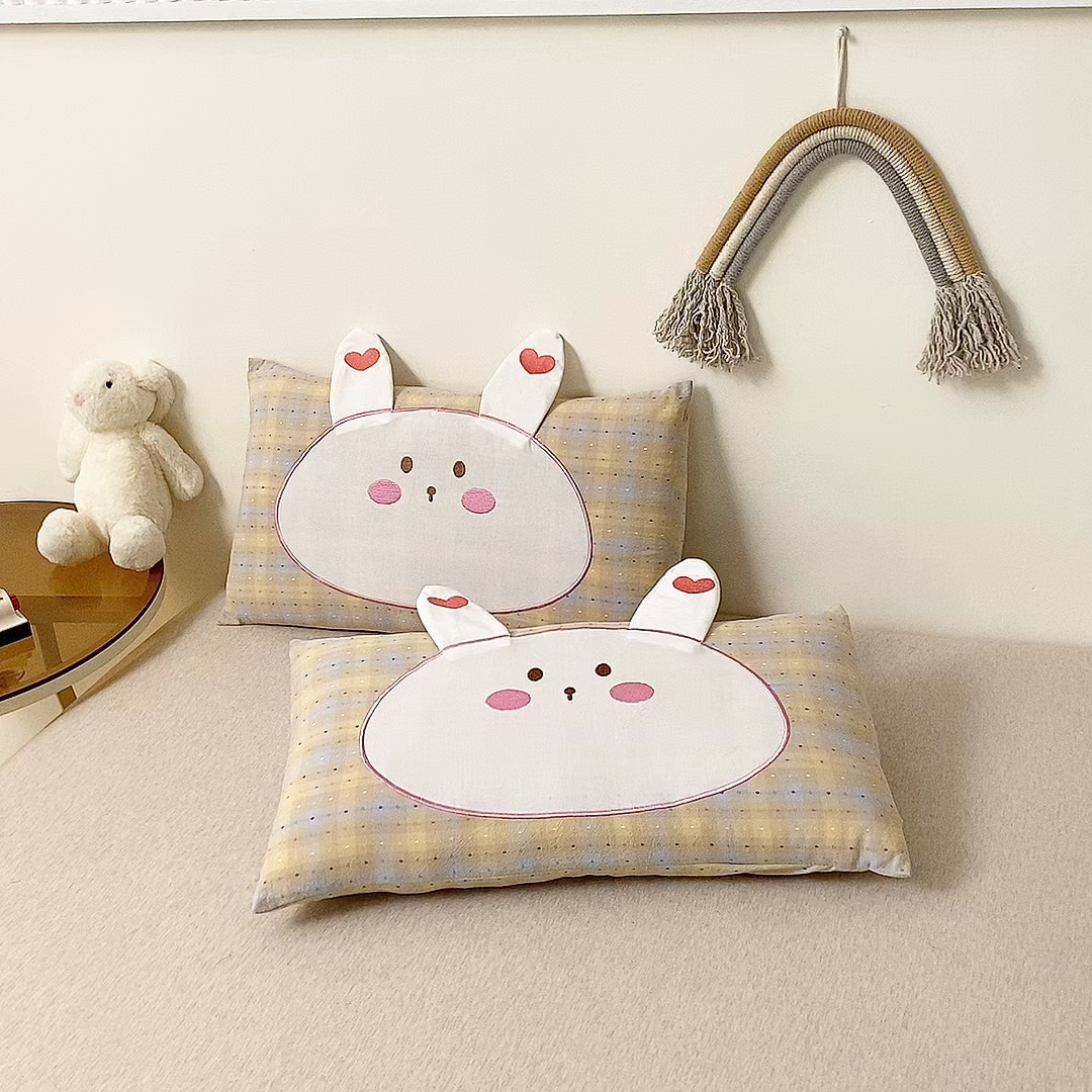 91家纺网 家纺一手货源 找家纺 珍贝家纺 2026新款全棉大脸兔枕套枕头枕芯枕套+枕芯儿童枕学生枕 大脸兔-蓝黄格