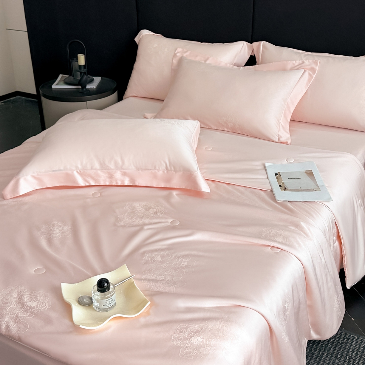 91家纺网 家纺一手货源 找家纺 （总）新方向 2026A类20%蚕丝提花天丝棉夏被四件套 65%60s兰精天丝 35%100支长绒棉-花影