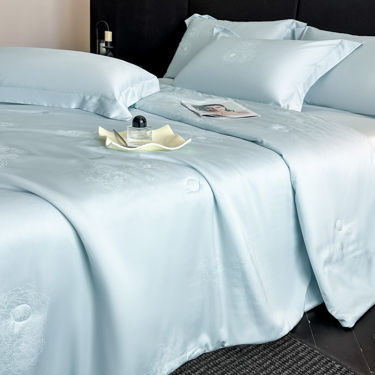 91家纺网 家纺一手货源 找家纺 新方向 2026年提花A类20%蚕丝天丝棉夏被四件套 花影-微光蓝