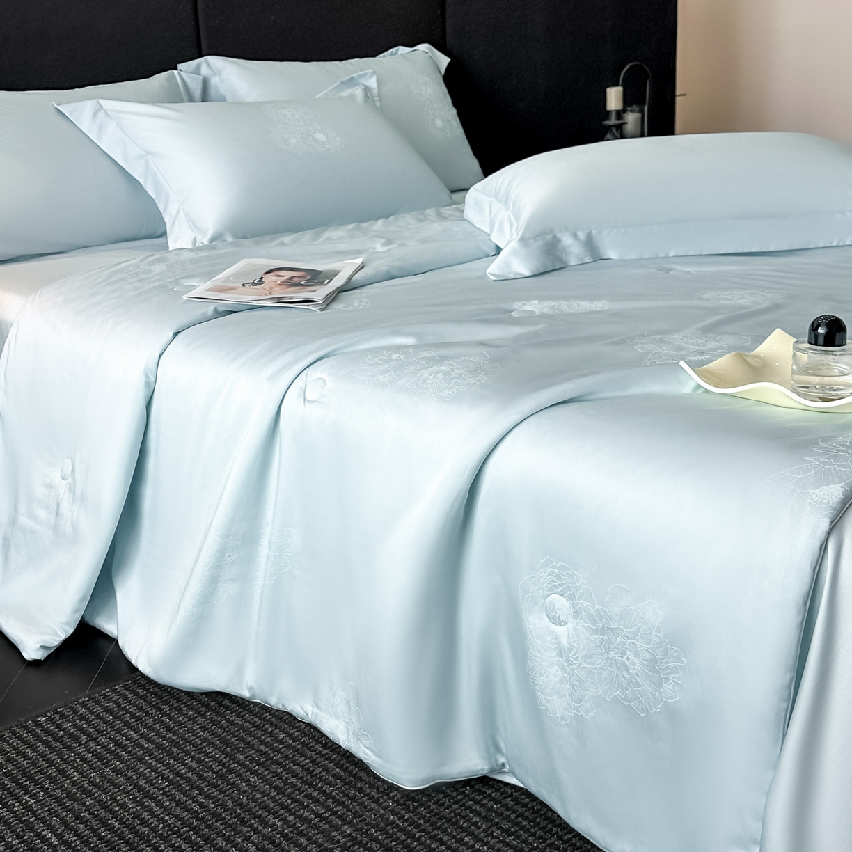 91家纺网 家纺一手货源 找家纺 新方向 2026年提花A类20%蚕丝天丝棉夏被四件套 花影-微光蓝