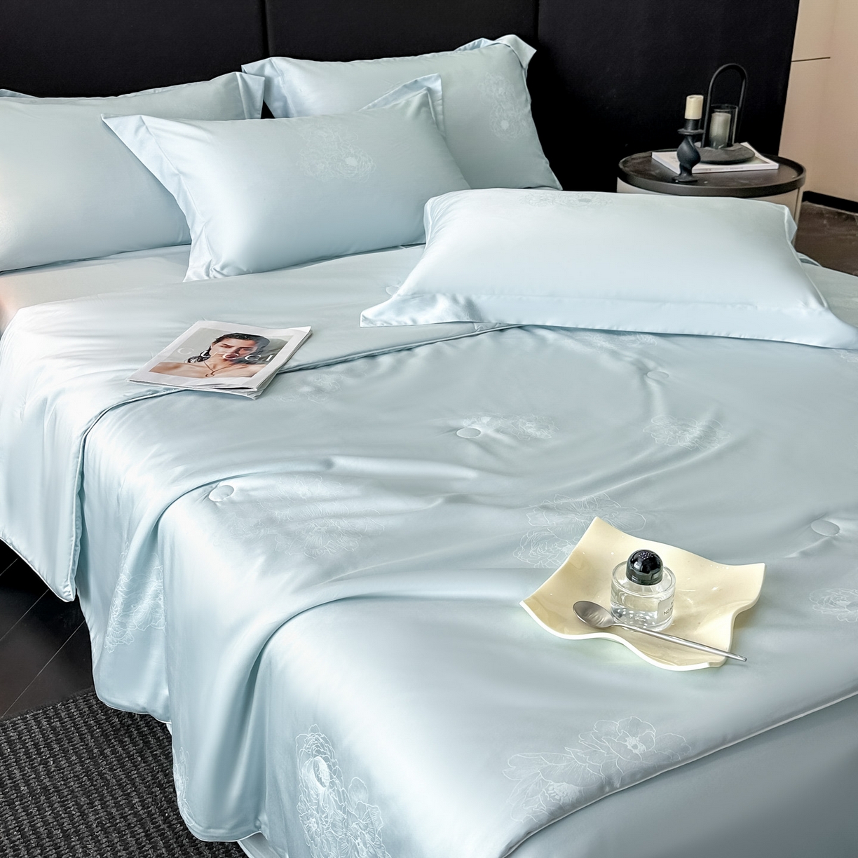 91家纺网 家纺一手货源 找家纺 新方向 2026年提花A类20%蚕丝天丝棉夏被四件套 花影-微光蓝