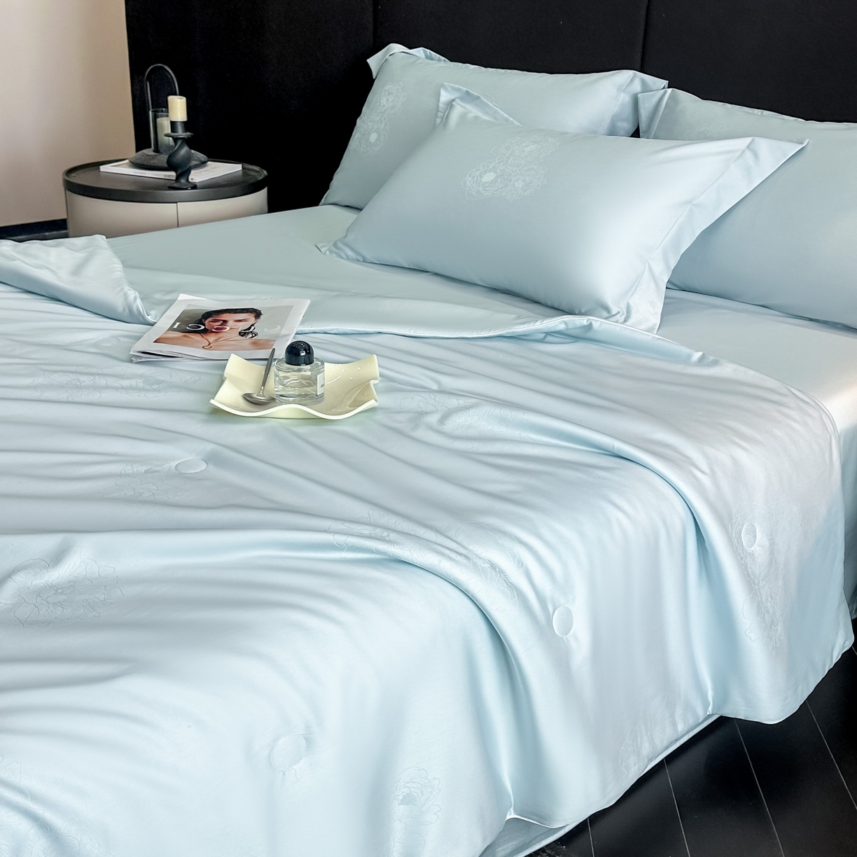 91家纺网 家纺一手货源 找家纺 新方向 2026年提花A类20%蚕丝天丝棉夏被四件套 花影-微光蓝