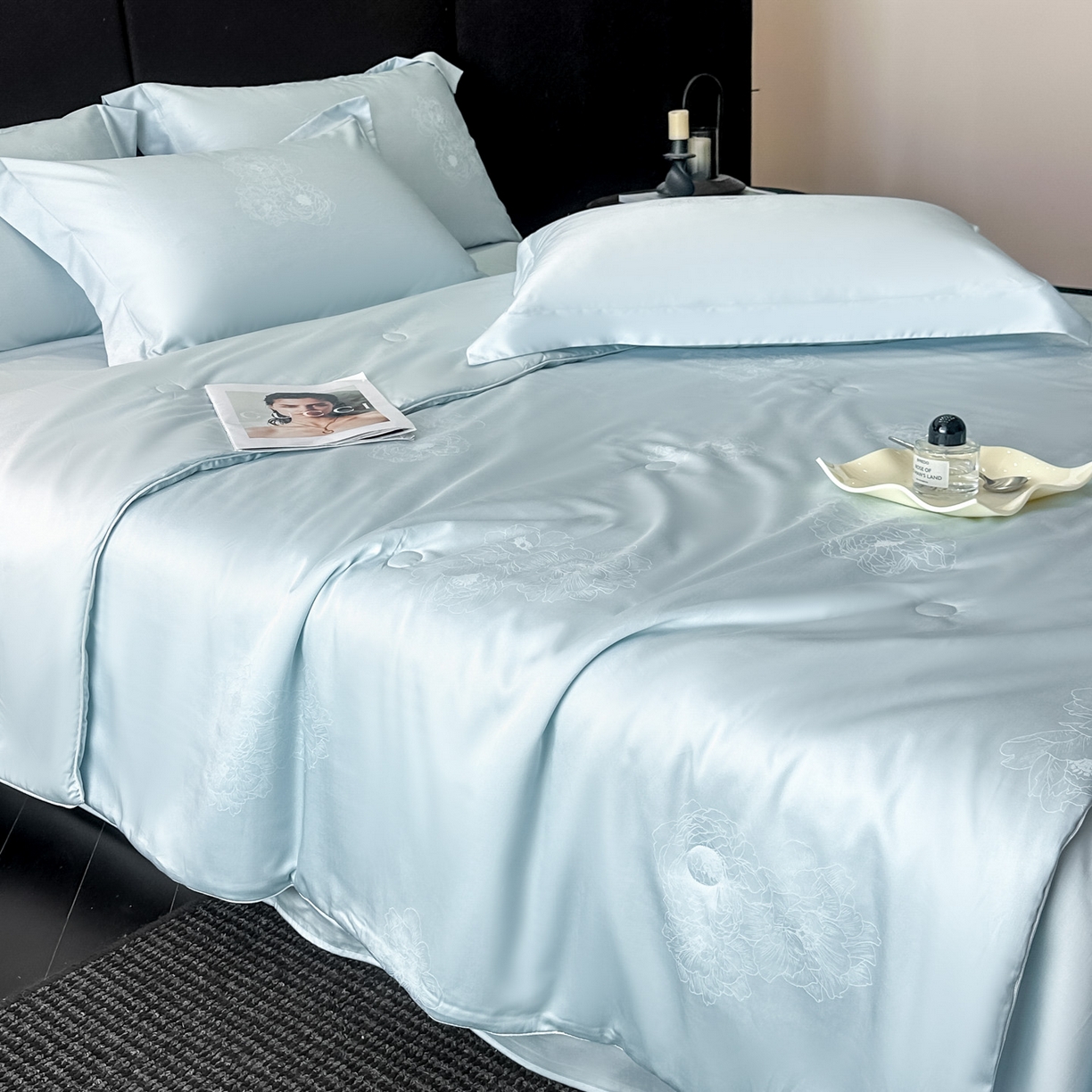 91家纺网 家纺一手货源 找家纺 新方向 2026年提花A类20%蚕丝天丝棉夏被四件套 花影-微光蓝