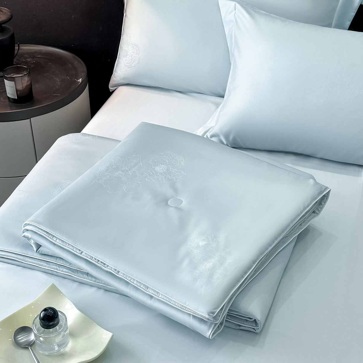 91家纺网 家纺一手货源 找家纺 新方向 2026年提花A类20%蚕丝天丝棉夏被四件套 花影-微光蓝