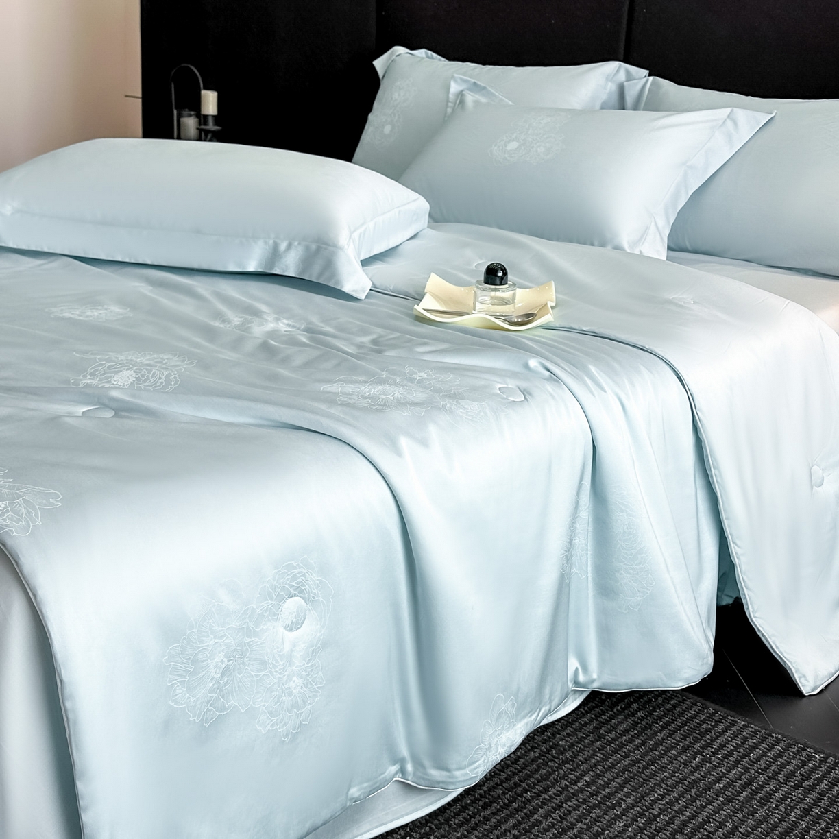 91家纺网 家纺一手货源 找家纺 新方向 2026年提花A类20%蚕丝天丝棉夏被四件套 花影-微光蓝