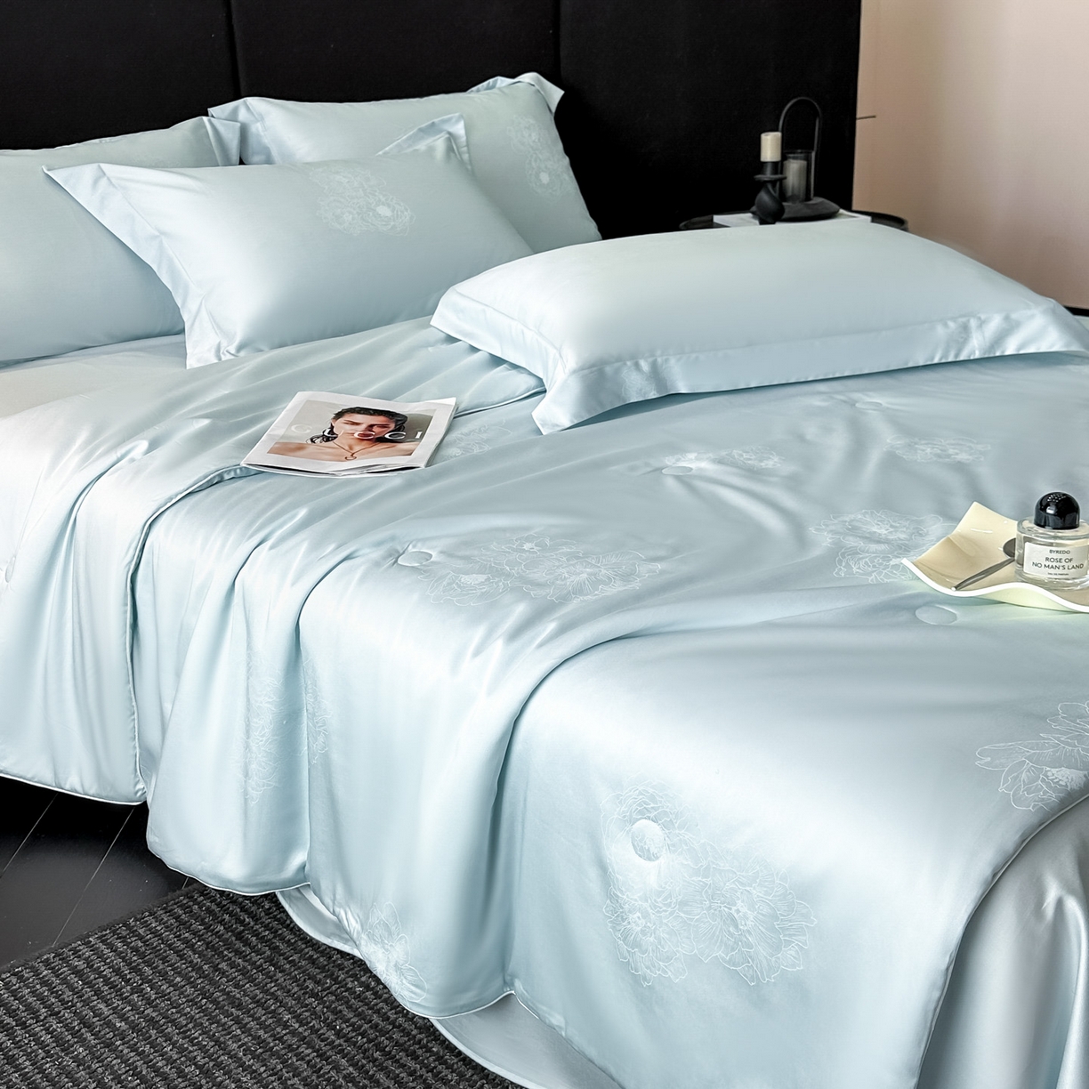 91家纺网 家纺一手货源 找家纺 新方向 2026年提花A类20%蚕丝天丝棉夏被四件套 花影-微光蓝