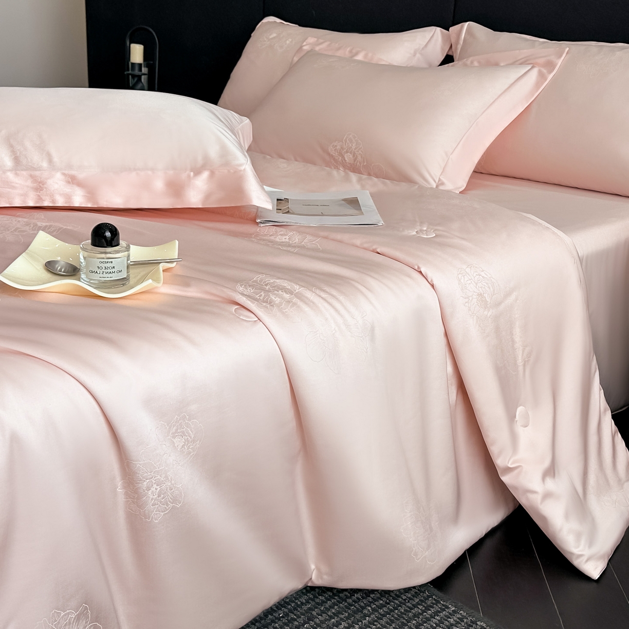 91家纺网 家纺一手货源 找家纺 新方向 2026年提花A类20%蚕丝天丝棉夏被四件套 花影-山茶粉