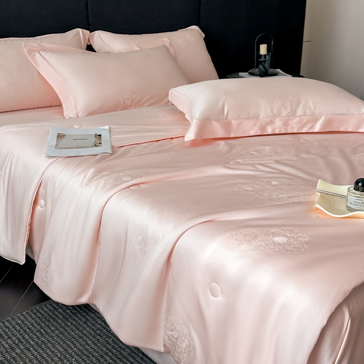 91家纺网 家纺一手货源 找家纺 新方向 2026年提花A类20%蚕丝天丝棉夏被四件套 花影-山茶粉