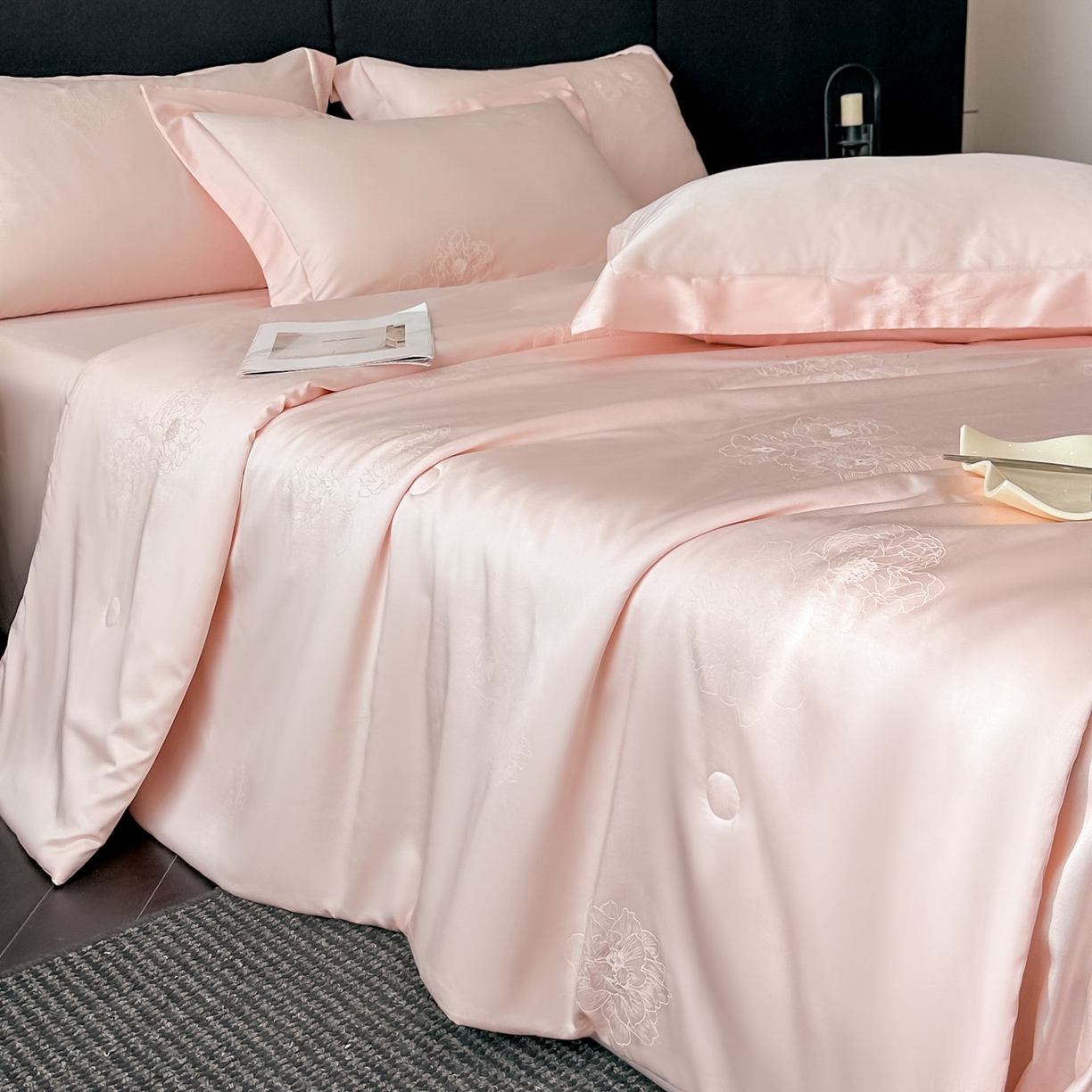 91家纺网 家纺一手货源 找家纺 新方向 2026年提花A类20%蚕丝天丝棉夏被四件套 花影-山茶粉