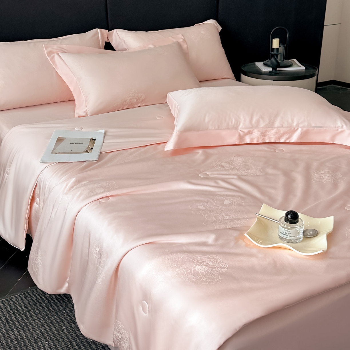 91家纺网 家纺一手货源 找家纺 新方向 2026年提花A类20%蚕丝天丝棉夏被四件套 花影-山茶粉