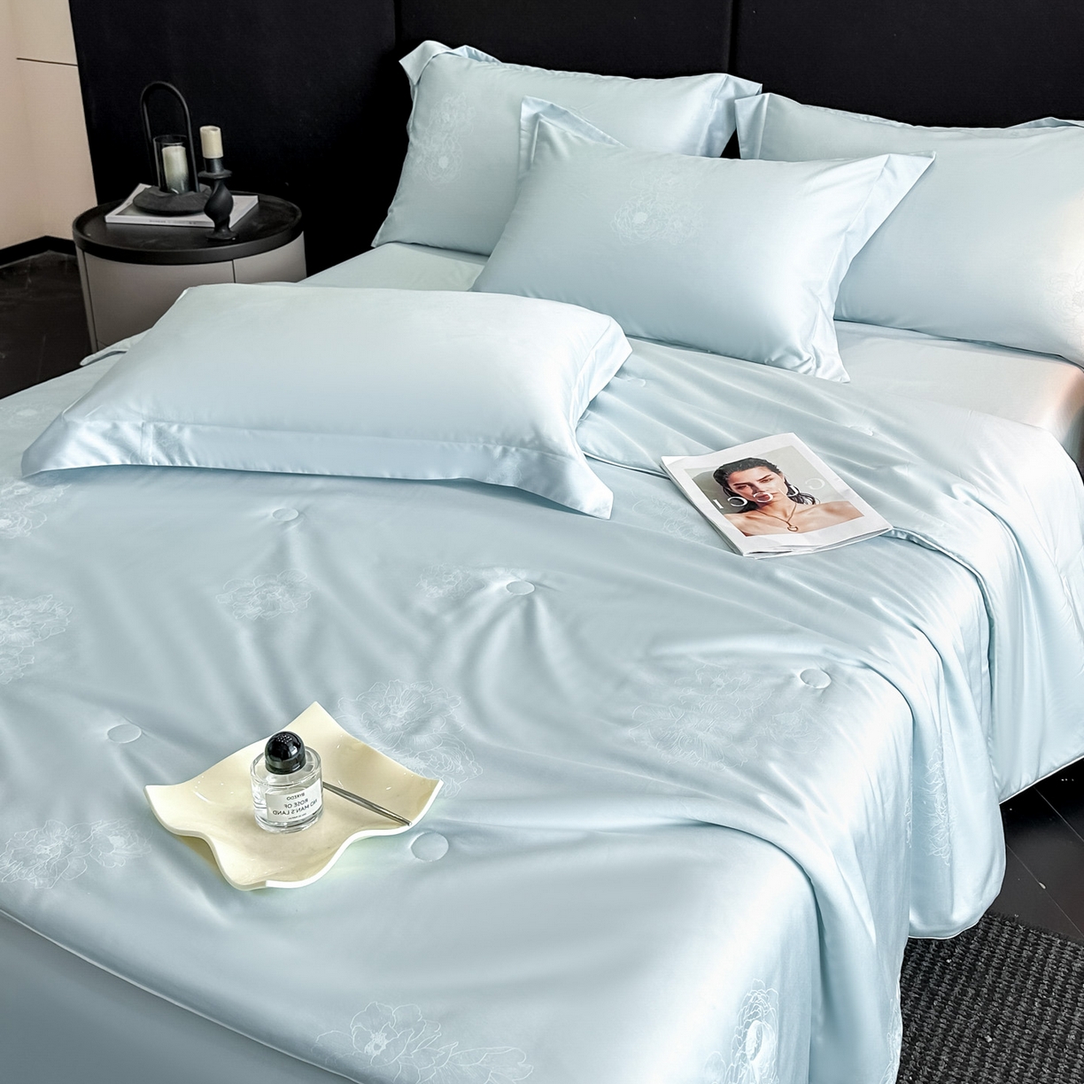 91家纺网 家纺一手货源 找家纺 新方向 2026年提花A类20%蚕丝天丝棉夏被四件套 花影-微光蓝