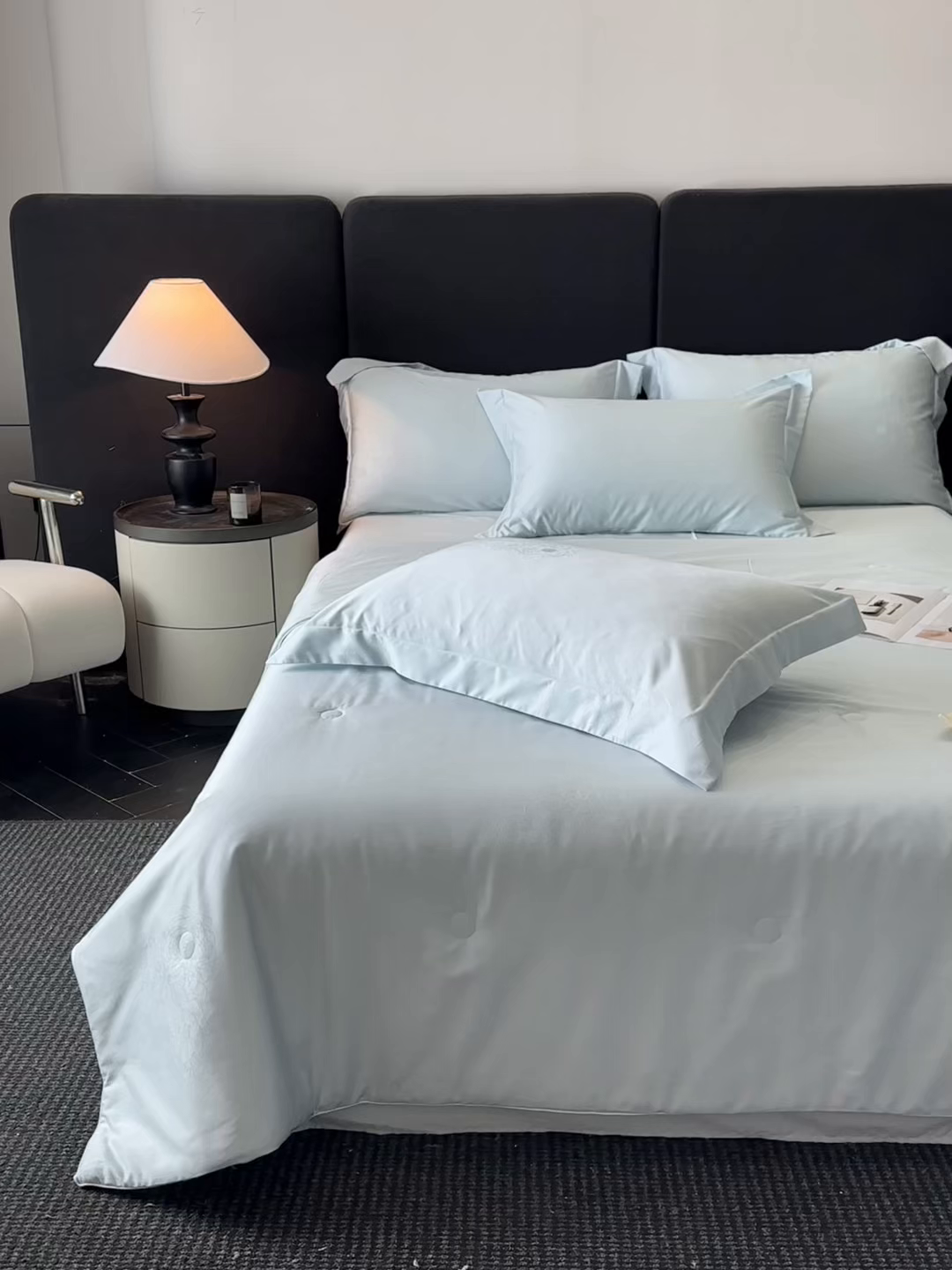 91家纺网 家纺一手货源 找家纺 新方向 2026年提花A类20%蚕丝天丝棉夏被四件套 花影-微光蓝