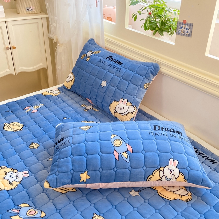 91家纺网 家纺一手货源 找家纺 北望家纺 2025新款A类牛奶绒加厚夹棉成人床床垫 快乐星球蓝