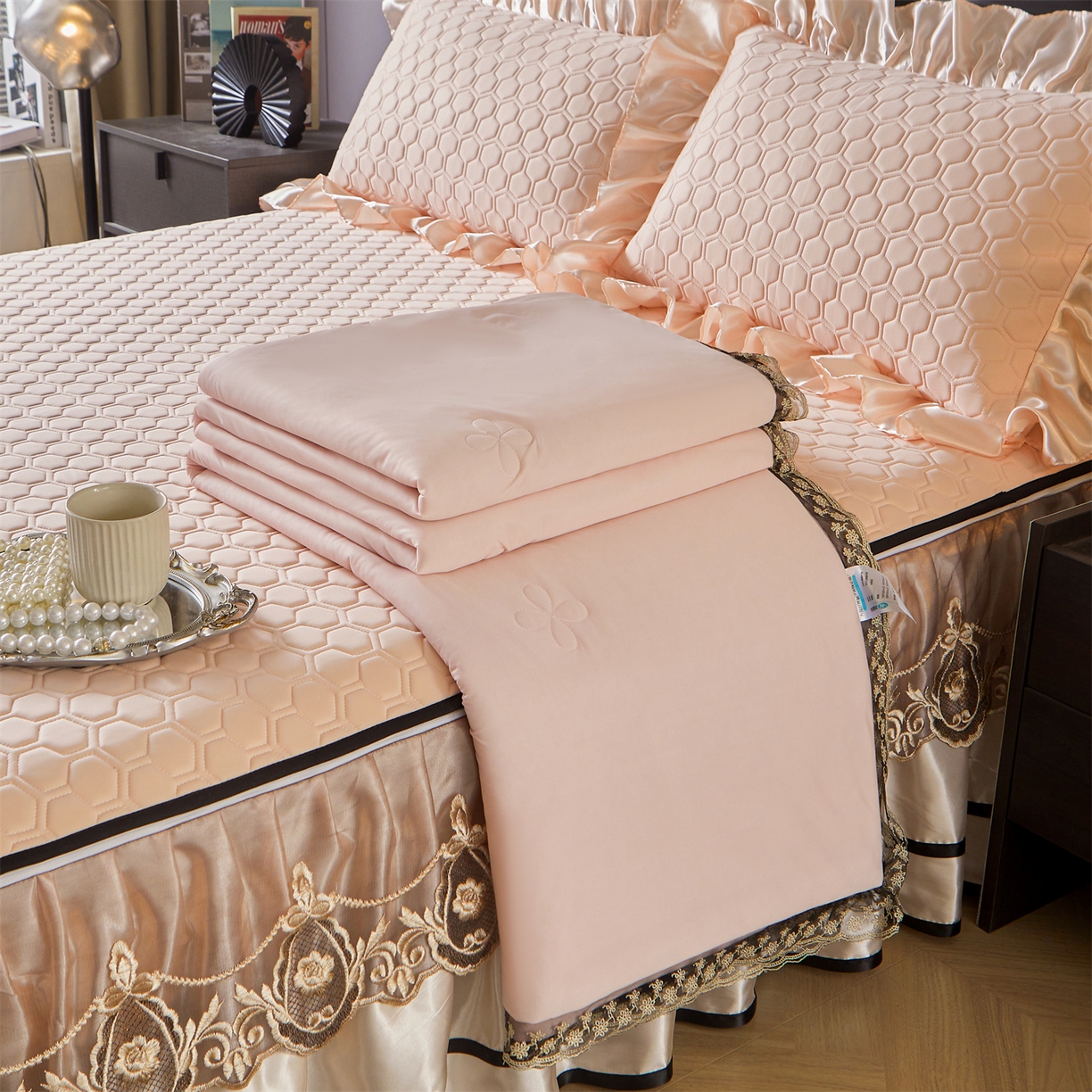 91家纺网 家纺一手货源 找家纺 好儿喜家纺 2026新款夏季夏被四件套乳胶床裙款-雅颂系列 雅颂-浅粉