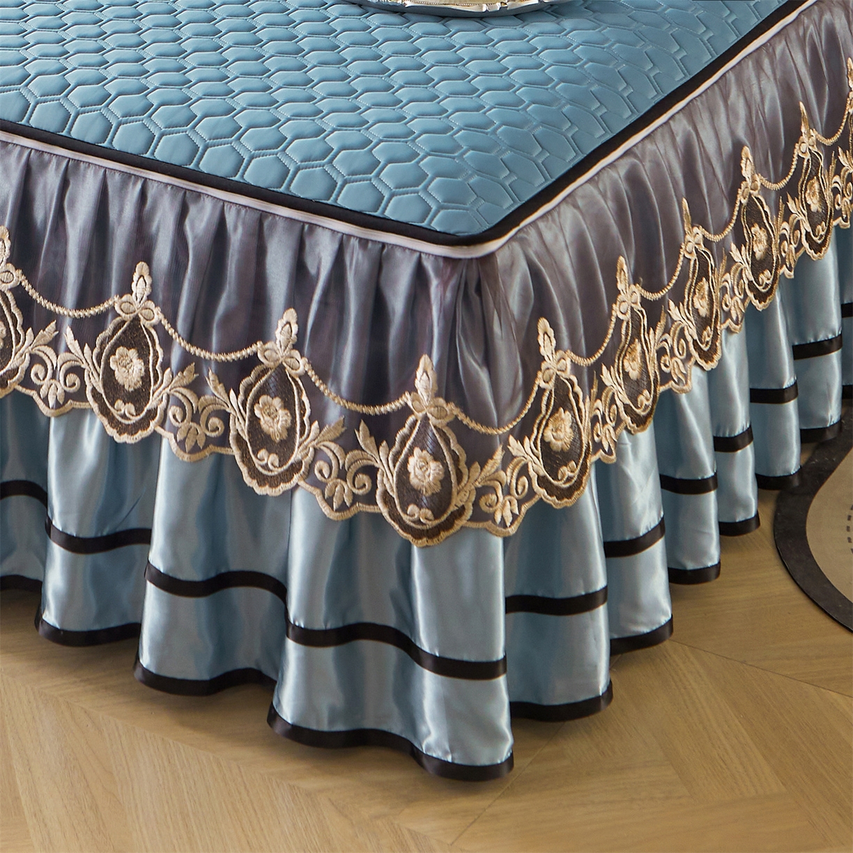 91家纺网 家纺一手货源 找家纺 好儿喜家纺 2026新款夏季夏被四件套乳胶床裙款-雅颂系列 雅颂-宾利蓝