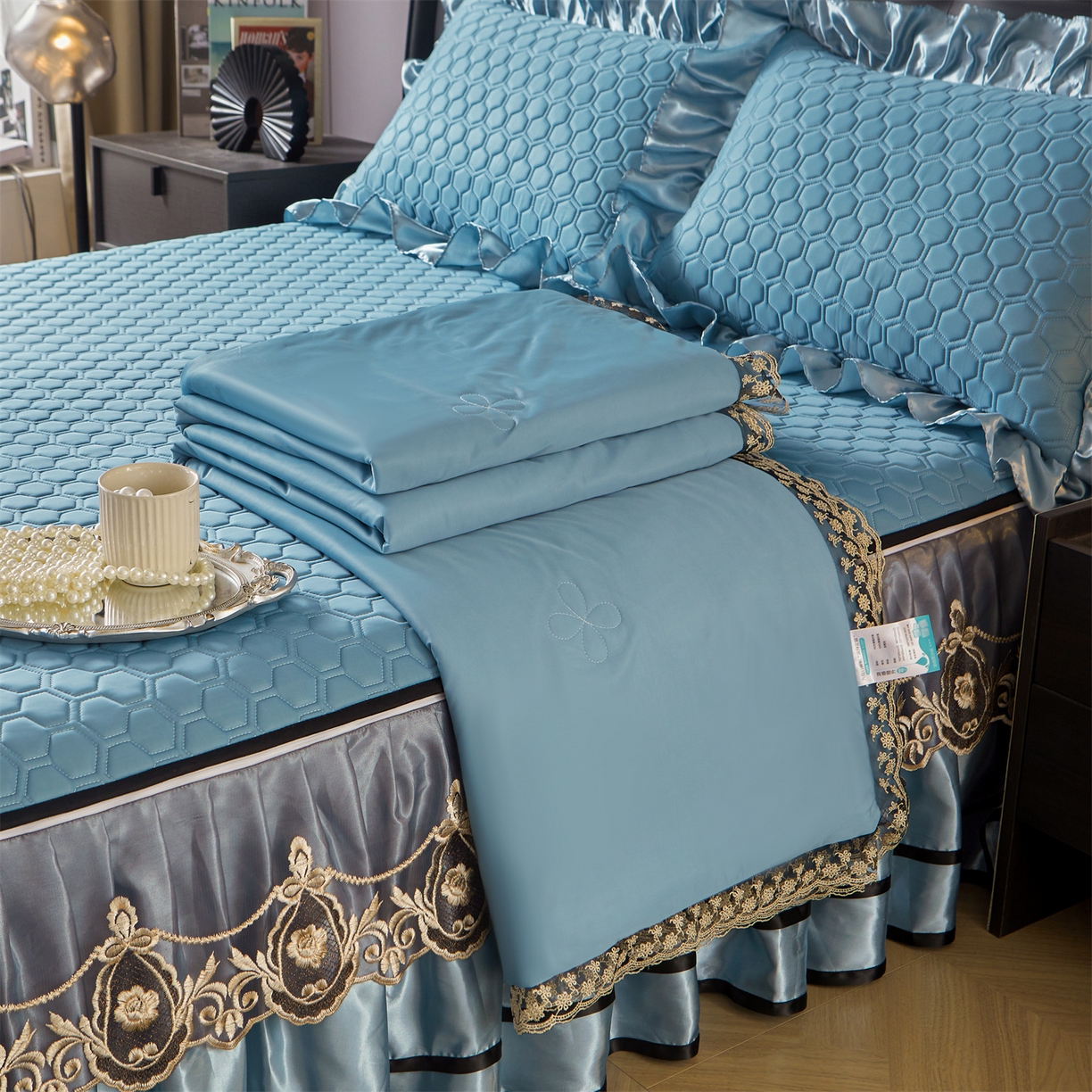 91家纺网 家纺一手货源 找家纺 好儿喜家纺 2026新款夏季夏被四件套乳胶床裙款-雅颂系列 雅颂-宾利蓝