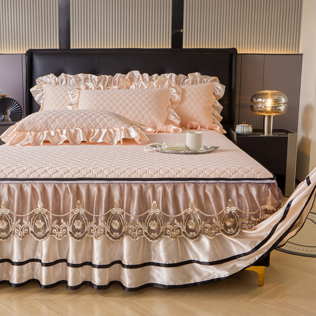 91家纺网 家纺一手货源 找家纺 好儿喜家纺 2026新款夏季夏被四件套乳胶床裙款-雅颂系列 雅颂-浅粉