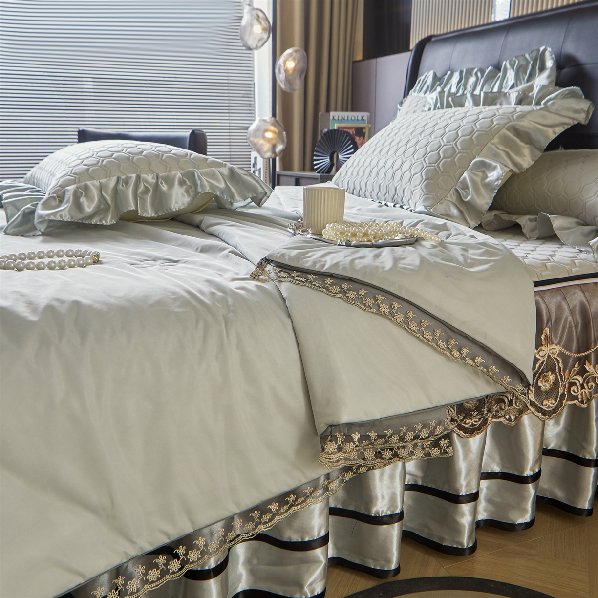 91家纺网 家纺一手货源 找家纺 好儿喜家纺 2026新款夏季夏被四件套乳胶床裙款-雅颂系列 雅颂-浅灰