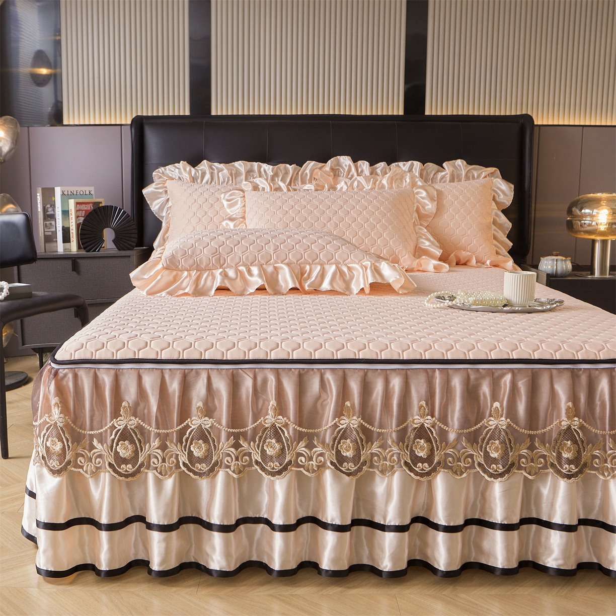 91家纺网 家纺一手货源 找家纺 好儿喜家纺 2026新款夏季夏被四件套乳胶床裙款-雅颂系列 雅颂-浅粉