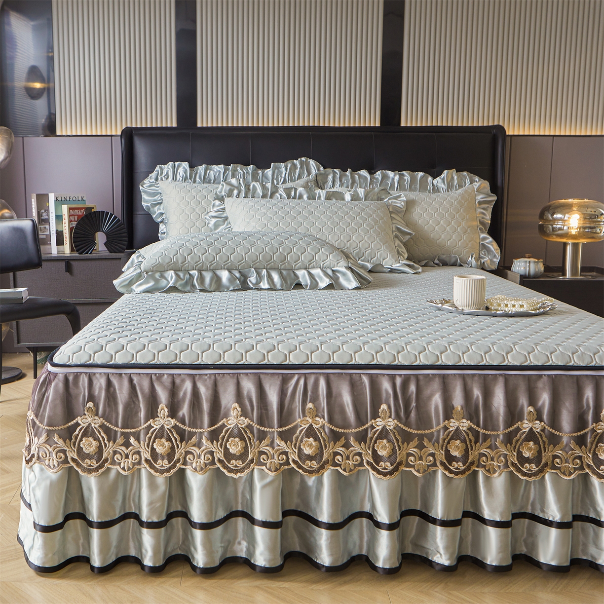 91家纺网 家纺一手货源 找家纺 好儿喜家纺 2026新款夏季夏被四件套乳胶床裙款-雅颂系列 雅颂-浅灰