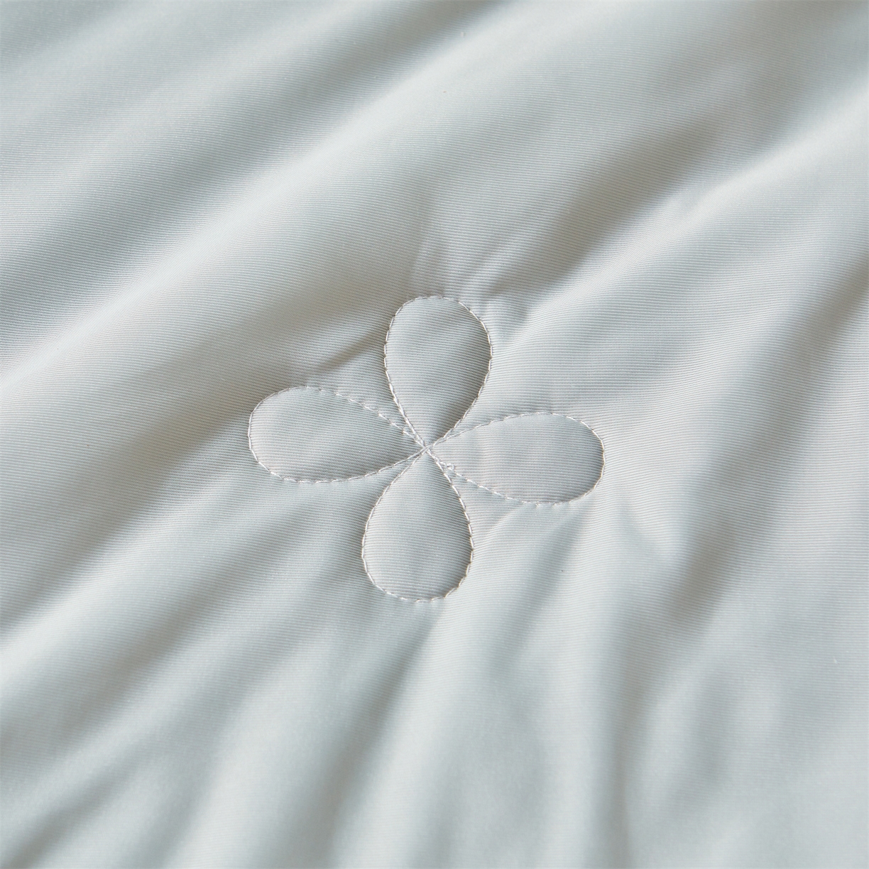 91家纺网 家纺一手货源 找家纺 好儿喜家纺 2026新款夏季夏被四件套乳胶床裙款-雅颂系列 雅颂-浅灰