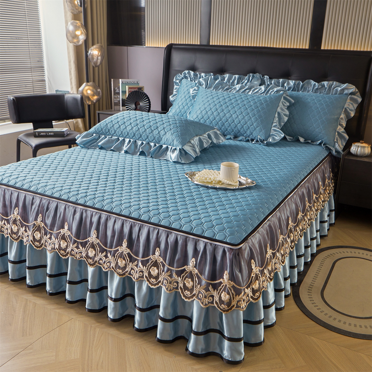 91家纺网 家纺一手货源 找家纺 好儿喜家纺 2026新款夏季夏被四件套乳胶床裙款-雅颂系列 雅颂-宾利蓝