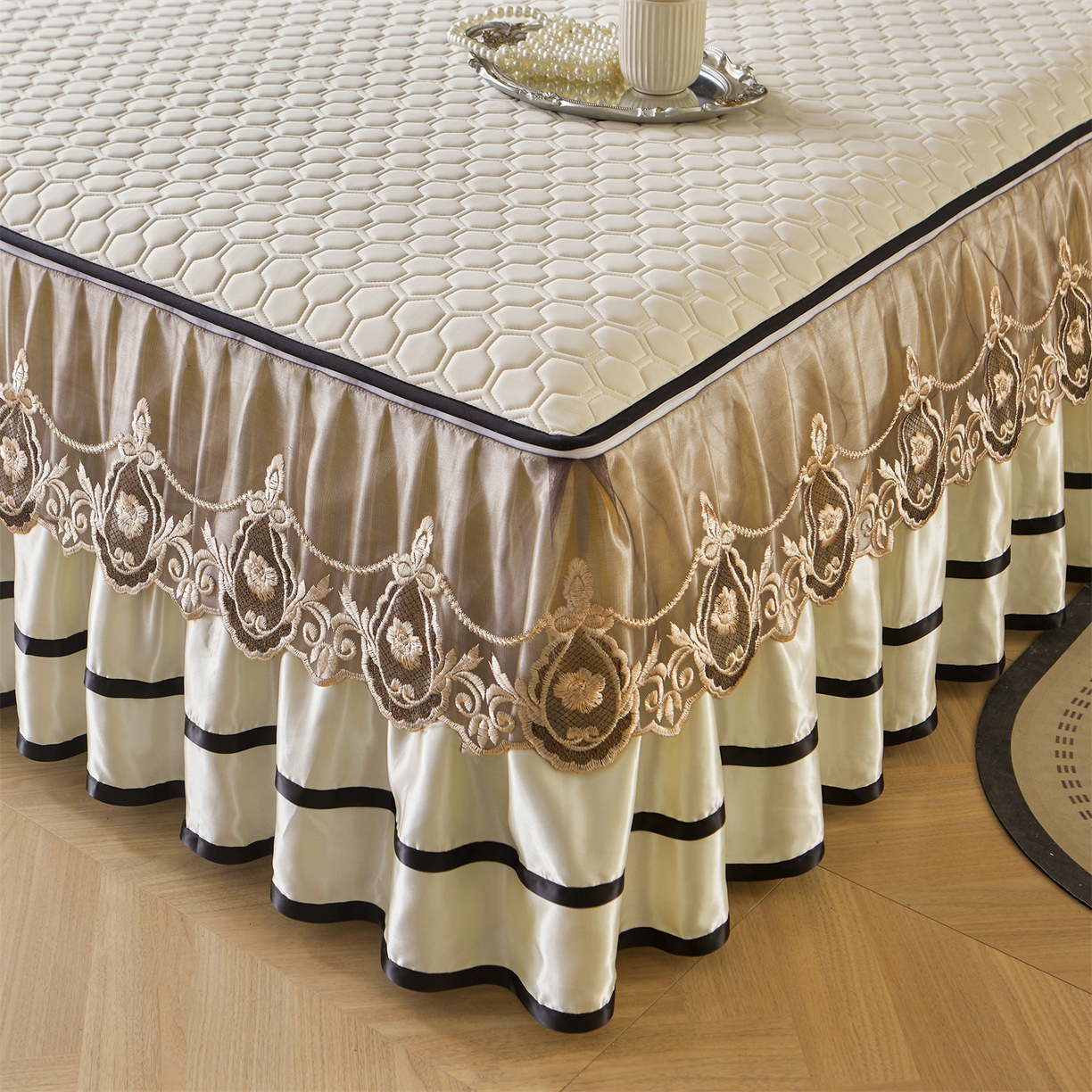 91家纺网 家纺一手货源 找家纺 好儿喜家纺 2026新款夏季夏被四件套乳胶床裙款-雅颂系列 雅颂-奶白