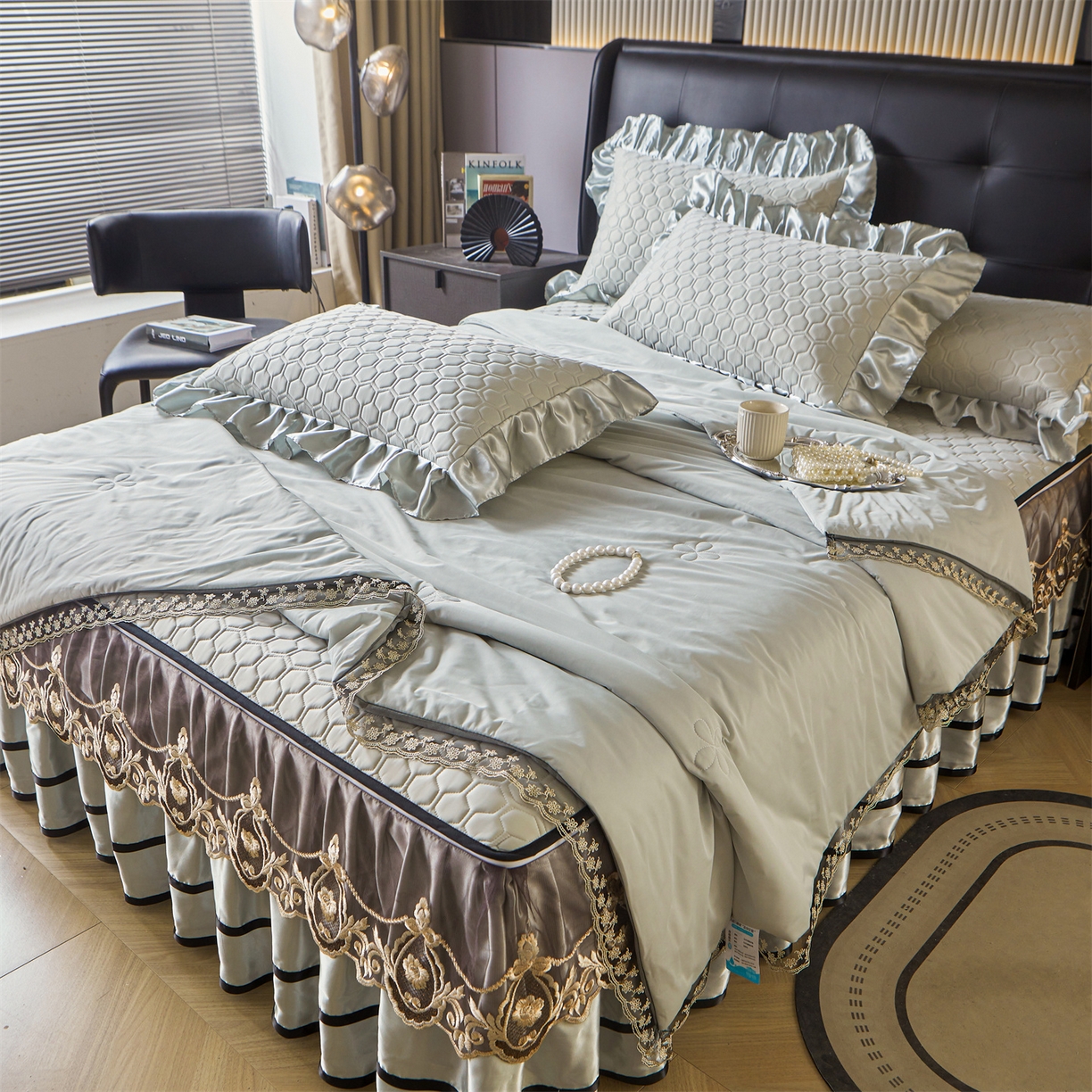 91家纺网 家纺一手货源 找家纺 好儿喜家纺 2026新款夏季夏被四件套乳胶床裙款-雅颂系列 雅颂-浅灰