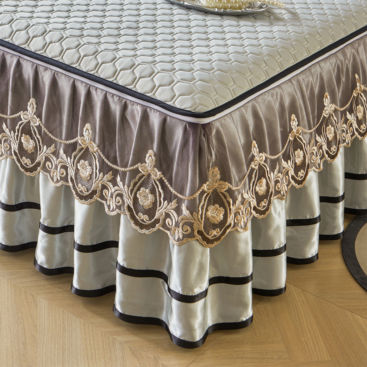 91家纺网 家纺一手货源 找家纺 好儿喜家纺 2026新款夏季夏被四件套乳胶床裙款-雅颂系列 雅颂-浅灰