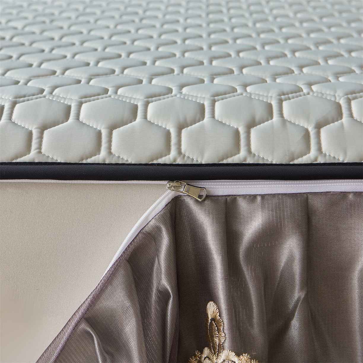 91家纺网 家纺一手货源 找家纺 好儿喜家纺 2026新款夏季夏被四件套乳胶床裙款-雅颂系列 雅颂-浅灰