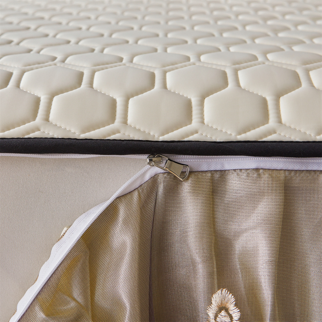 91家纺网 家纺一手货源 找家纺 好儿喜家纺 2026新款夏季夏被四件套乳胶床裙款-雅颂系列 雅颂-奶白