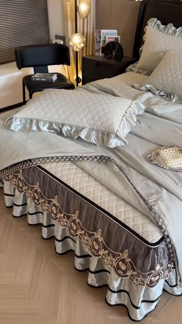 91家纺网 家纺一手货源 找家纺 好儿喜家纺 2026新款夏季夏被四件套乳胶床裙款-雅颂系列 雅颂-浅灰