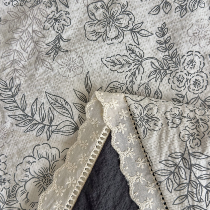 91家纺网 家纺一手货源 找家纺 宝薇 2026全棉镂空花边泡芙双层纱皱皱纱空调被泡芙棉蕾丝花边夏被四件套 那时雨-花边夏被