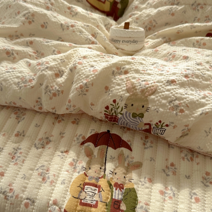 91家纺网 家纺一手货源 找家纺 贝扬思家纺 2026春夏新款高品质A类泡芙纱床盖夏被夏凉被空调被四件套-青提系列 青提-躲雨小兔