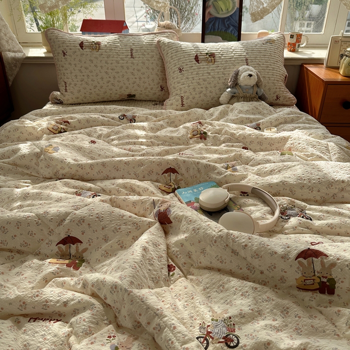 91家纺网 家纺一手货源 找家纺 贝扬思家纺 2026春夏新款高品质A类泡芙纱床盖夏被夏凉被空调被四件套-青提系列 青提-躲雨小兔