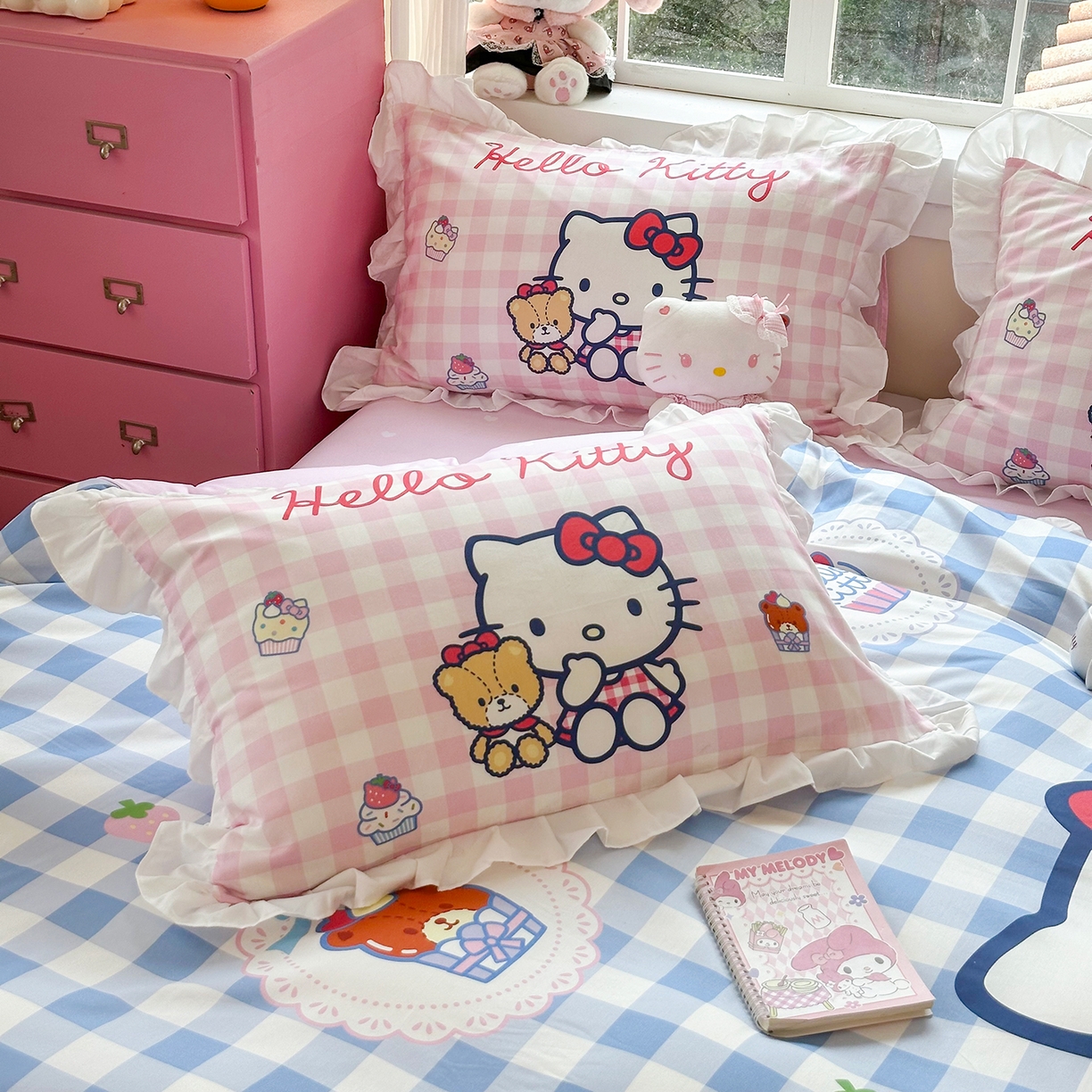 91家纺网 家纺一手货源 找家纺 玉元坊 2026新款三丽鸥正版授权凯蒂猫床单床笠床裙全棉纯棉三四件套 凯蒂猫和熊-白花边