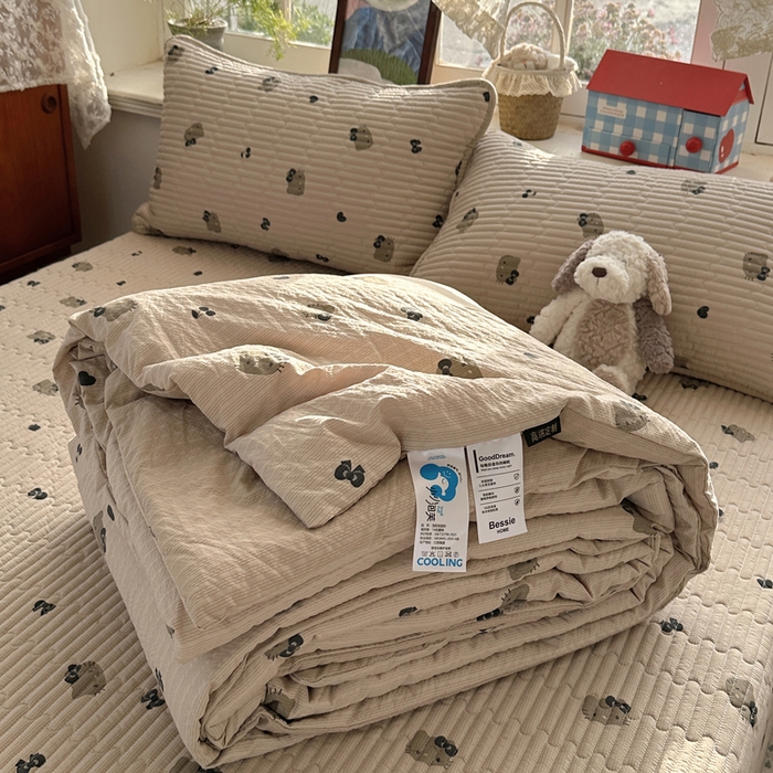 91家纺网 家纺一手货源 找家纺 贝扬思家纺 2026春夏新款高品质A类泡芙纱床盖夏被夏凉被空调被四件套-青提系列 青提-咖啡小猫