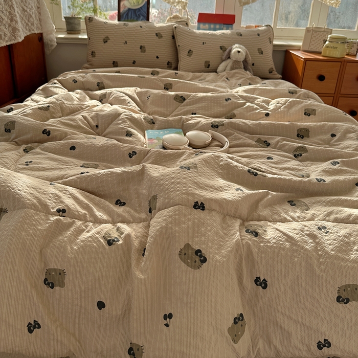 91家纺网 家纺一手货源 找家纺 贝扬思家纺 2026春夏新款高品质A类泡芙纱床盖夏被夏凉被空调被四件套-青提系列 青提-咖啡小猫