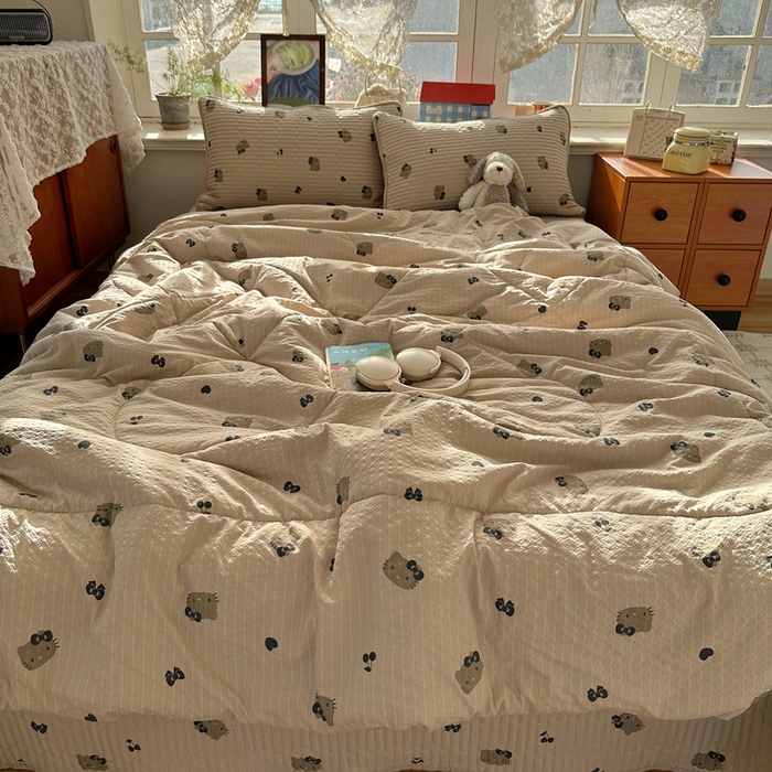 91家纺网 家纺一手货源 找家纺 贝扬思家纺 2026春夏新款高品质A类泡芙纱床盖夏被夏凉被空调被四件套-青提系列 青提-咖啡小猫