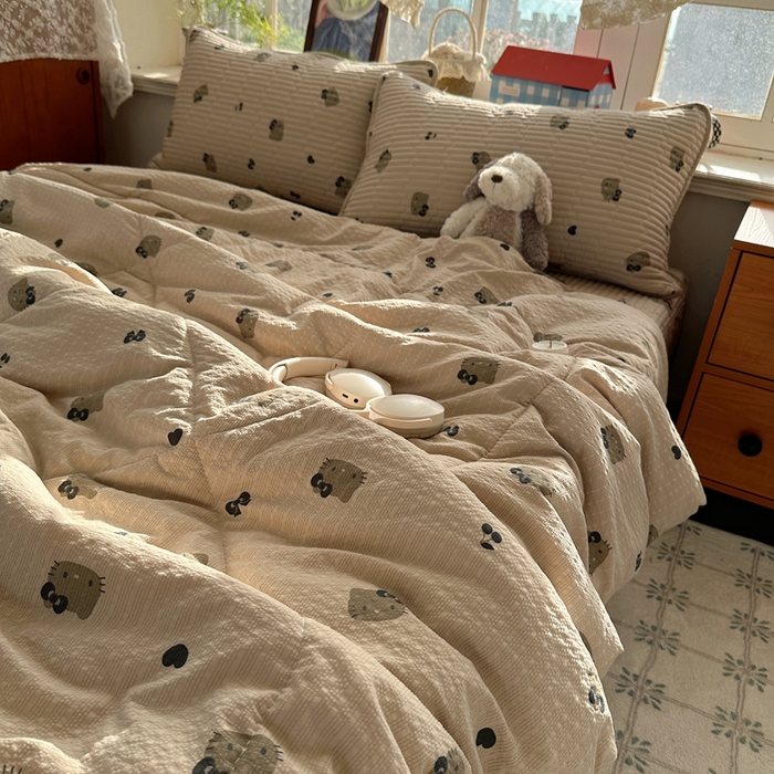 91家纺网 家纺一手货源 找家纺 贝扬思家纺 2026春夏新款高品质A类泡芙纱床盖夏被夏凉被空调被四件套-青提系列 青提-咖啡小猫