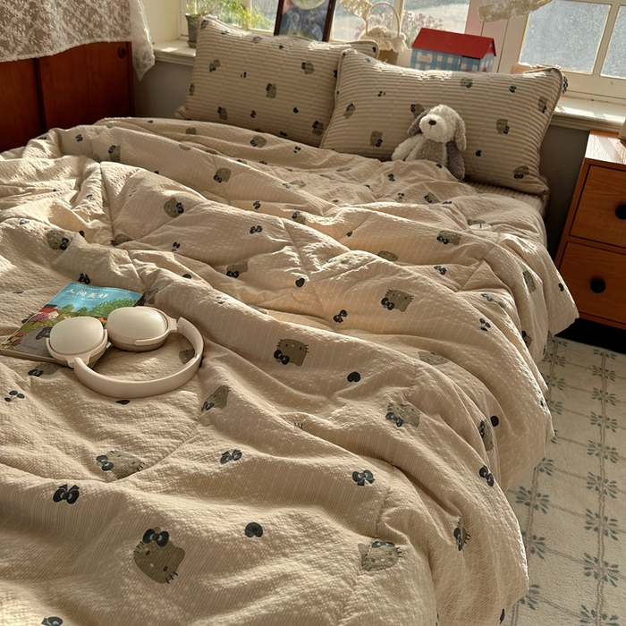 91家纺网 家纺一手货源 找家纺 贝扬思家纺 2026春夏新款高品质A类泡芙纱床盖夏被夏凉被空调被四件套-青提系列 青提-咖啡小猫