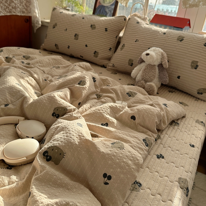 91家纺网 家纺一手货源 找家纺 贝扬思家纺 2026春夏新款高品质A类泡芙纱床盖夏被夏凉被空调被四件套-青提系列 青提-咖啡小猫