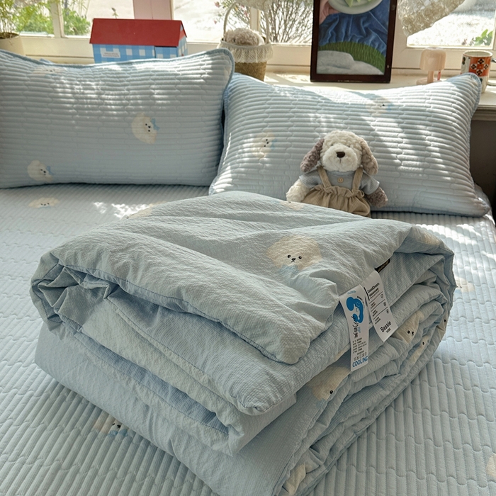 91家纺网 家纺一手货源 找家纺 贝扬思家纺 2026春夏新款高品质A类泡芙纱床盖夏被夏凉被空调被四件套-青提系列 青提-蓝领结狗