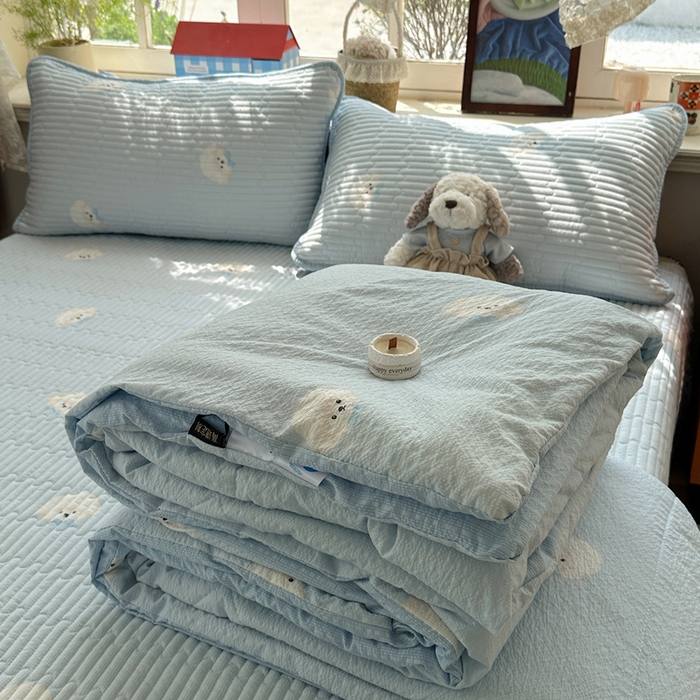 91家纺网 家纺一手货源 找家纺 贝扬思家纺 2026春夏新款高品质A类泡芙纱床盖夏被夏凉被空调被四件套-青提系列 青提-蓝领结狗