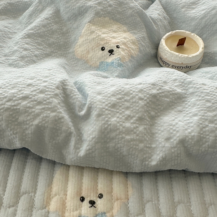 91家纺网 家纺一手货源 找家纺 贝扬思家纺 2026春夏新款高品质A类泡芙纱床盖夏被夏凉被空调被四件套-青提系列 青提-蓝领结狗