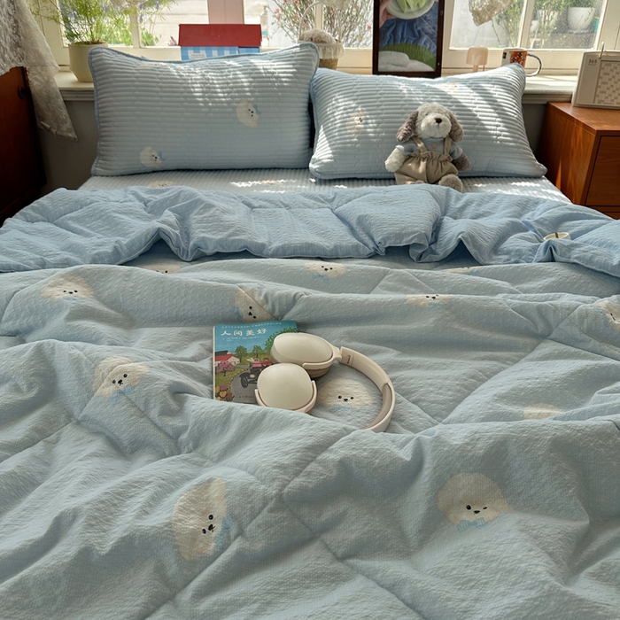 91家纺网 家纺一手货源 找家纺 贝扬思家纺 2026春夏新款高品质A类泡芙纱床盖夏被夏凉被空调被四件套-青提系列 青提-蓝领结狗