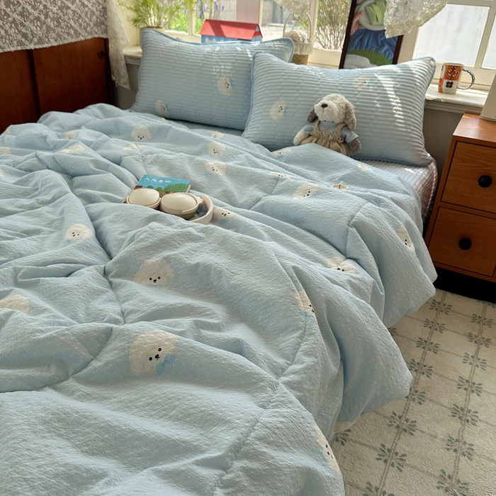 91家纺网 家纺一手货源 找家纺 贝扬思家纺 2026春夏新款高品质A类泡芙纱床盖夏被夏凉被空调被四件套-青提系列 青提-蓝领结狗