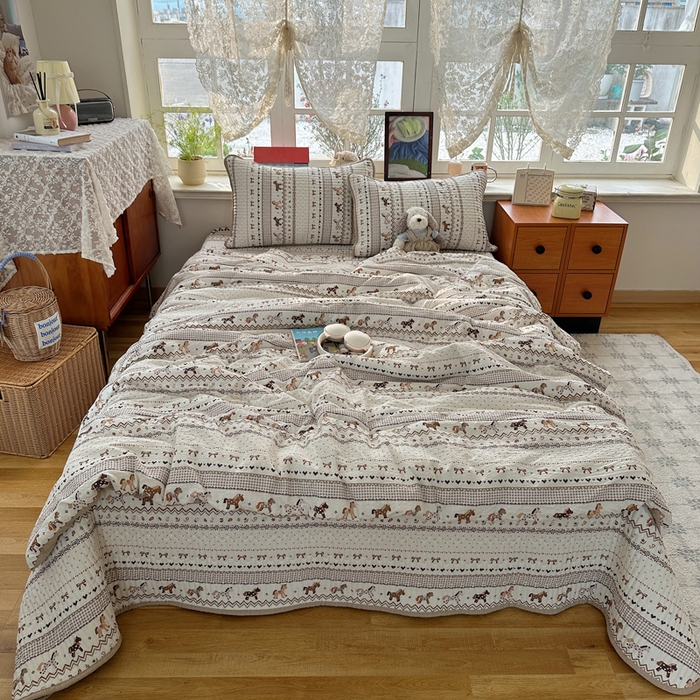 91家纺网 家纺一手货源 找家纺 贝扬思家纺 2026春夏新款高品质A类泡芙纱床盖夏被夏凉被空调被四件套-青提系列 青提-栗色木马纹