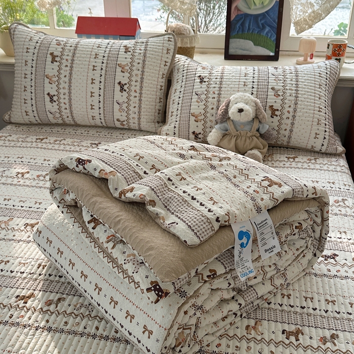 91家纺网 家纺一手货源 找家纺 贝扬思家纺 2026春夏新款高品质A类泡芙纱床盖夏被夏凉被空调被四件套-青提系列 青提-栗色木马纹